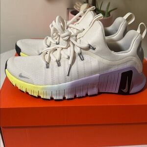 Nike Free Metcon 6 SE Phantom/Black/Hydrangeas/
Metallic Silver Women’s 9 in box